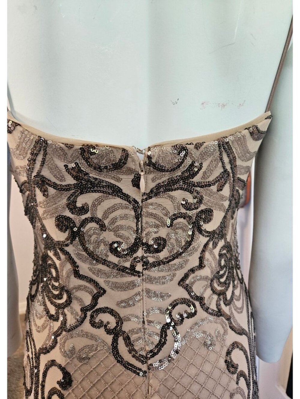 Betsy & Adam "Reese" Long Sequin Scoop Neck Gown Dress Women's Size 10 - Picture 6 of 12
